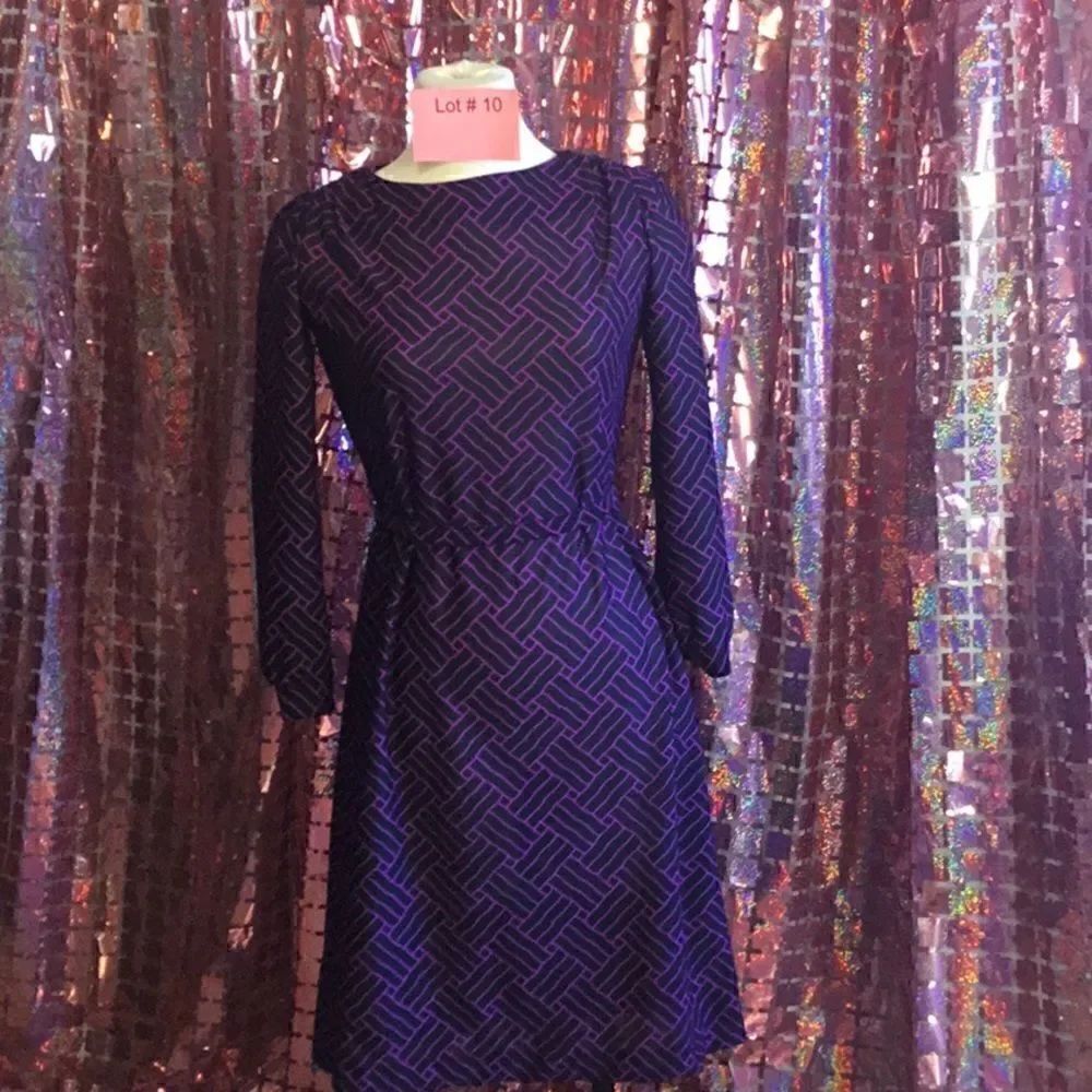 VINTAGE SHIFT style dress in bright purplish pattern on black background size 6
